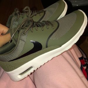 nike navy green shoes